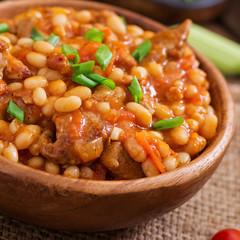 Steamed white beans with meat in tomato sauce