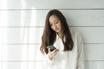 Women are waiting for contact from the lover while watching the smartphone