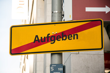 Obraz premium Schild 62 - Aufgeben