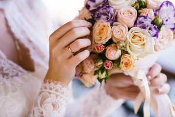Obraz na płótnie Canvas Wedding bouquet in brides hands