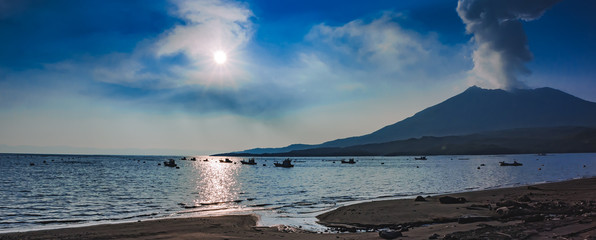噴煙をあげる桜島