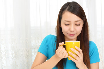 コーヒーを飲み寛ぐ女性