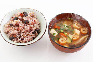 おいしそうな赤飯と味噌汁