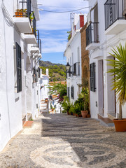 Weiße Häuser in schmaler Gasse im Ort Frigiliana, Nerja, Costa del Sol, Andalusien, Spanien, Europa