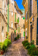 Schöne schmale Gasse in einem alten Berg Dorf in Spanien