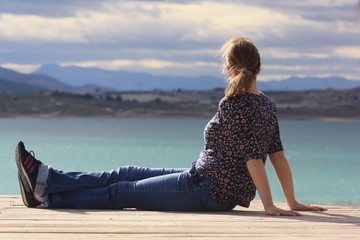 chica relajado con maravillosas vistas
