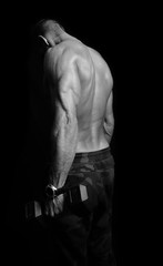 Obraz na płótnie Canvas Gespierde man traint biceps en triceps
