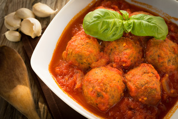 Polpette di manzo al sugo su tavolo in legno