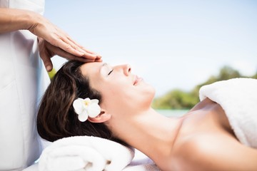 Obraz na płótnie Canvas Woman receiving a head massage from masseur