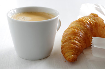 Croissant und Kaffee