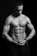 Fototapeta na wymiar Gespierde man toont aangespannen spieren