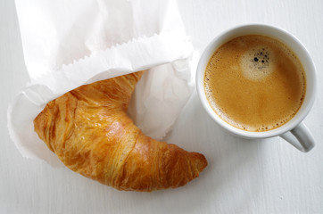 Croissant und Kaffee