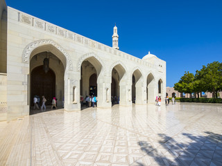 Fototapeta na wymiar Große Sultan-Qabus-Moschee, eines der wichtigsten Bauwerke des Landes, eine der weltweit größten Moscheen, Muscat, Maskat, Sultanat Oman, Golfstatt, Arabische Halbinsel, Naher Osten, Asien