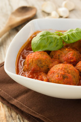 Polpette di manzo al sugo su tavolo in legno