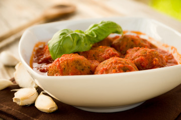 Polpette di manzo al sugo su tavolo in legno