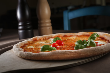 Weißwein und Pizza Margaretha