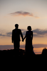 Fototapeta premium silhouette bride groom sunset sky gorgeous