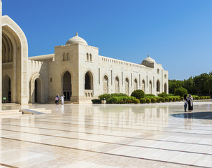 Fototapeta na wymiar Große Sultan-Qabus-Moschee, eine der weltweit größten Moscheen, Muscat, Maskat, Sultanat Oman, Golfstatt, Arabische Halbinsel, Naher Osten, Asien