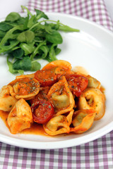 Tortellini in Tomaten-Sahne-Sauce mit Salat