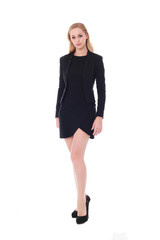 Fototapeta premium Pełnej długości portret atrakcyjnej kobiety zawodowych ubranych w czarną sukienkę i obcasy, na białym tle na białym tle.