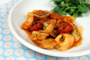 Tortellini in Tomaten-Sahne-Sauce mit Salat