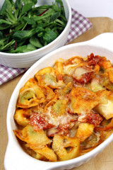 Überbackene Tortellini in Tomatensauce mit Salat