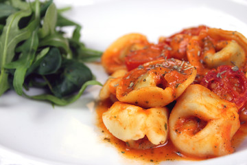 Tortellini in Tomaten-Sahne-Sauce mit Salat
