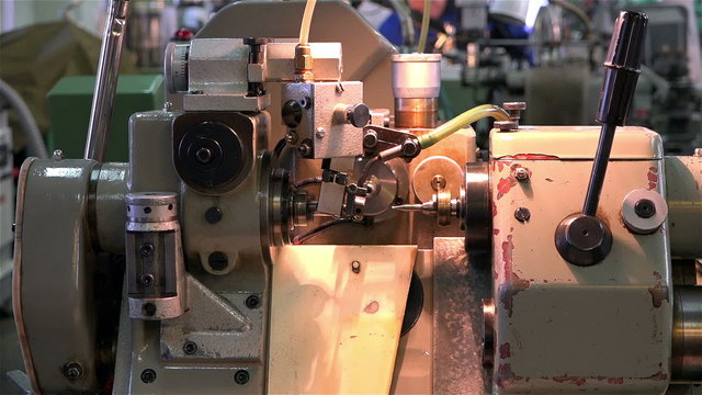 Work lathe while turning parts on the existing watch factory. Torque 50 FPS