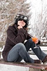 Frau im Winter mit Cocktail, Virtual reality Brille und Kopfhör