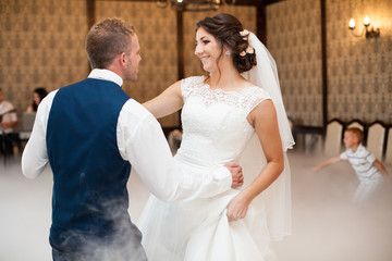 Naklejka premium happy elegant gorgeous married couple performing first dance wit