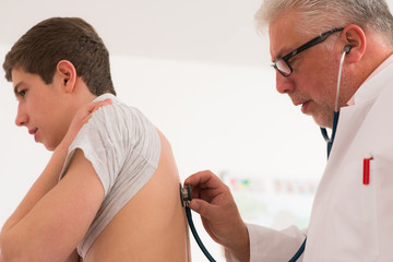 jugendlicher wird vom arzt abgehorcht
