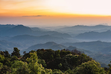 Obraz premium View of sunset over mountain range, mountain gap, mountain layer