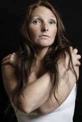 Foto auf Acrylglas Vrouw met armen om zich heen geslagen © monicaclick