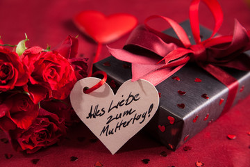 Paket, Rosen und Herz „alles Liebe zum Muttertag“
