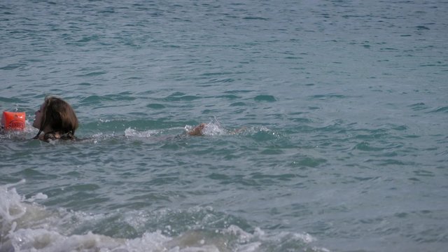 2 soeurs se baignant dans la mer