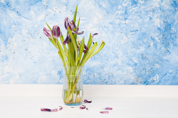 bunch of dead tulips in a vase