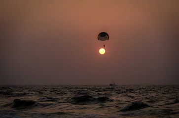 Crédence de cuisine en verre imprimé Sports nautique Un couple parachute ascensionnel pendant le coucher du soleil dans la ville indienne de Goa