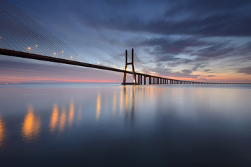 Fototapeta na wymiar Ponte Vasco da Gama sobre o Rio Tejo em Lisboa ao Nascer do Sol