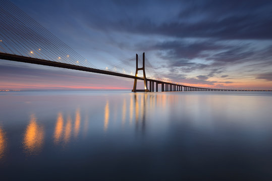 Ponte Vasco da Gama sobre o Rio Tejo em Lisboa ao Nascer do Sol