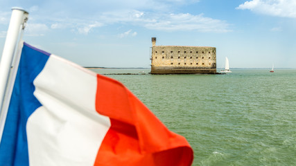 Fort Boyard et drapeau français (Charente-Maritime, France)