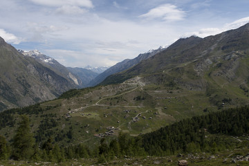 Fototapeta na wymiar Panorama gór z widokiem na alpejską wioskę