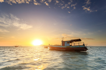 Obraz premium Fishing boat stand at sunrise beach in Phuket
