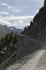Niebezpieczna alpejska droga