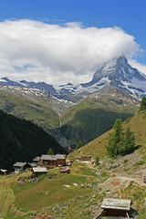 Fototapeta na wymiar Wioska alpejska na zboczu