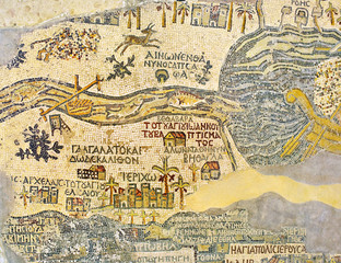 Jordanië. Madaba (bijbelse Medeba) - St. George& 39 s Church. Fragment van de oudste vloermozaïekkaart van het Heilige Land - de Jordaan en de Dode Zee