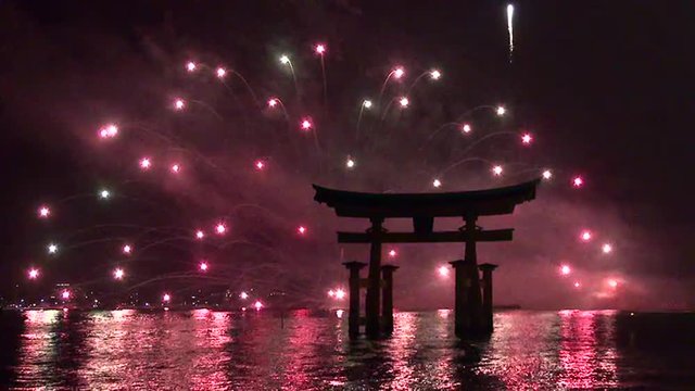 宮島水中花火大会　絶景 日本一の水中花火と厳島神社大鳥居