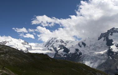 Fototapeta na wymiar Widok na góry w okolicy Zermatt 