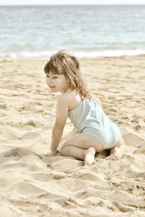 enfant sur la plage ensoleillée
