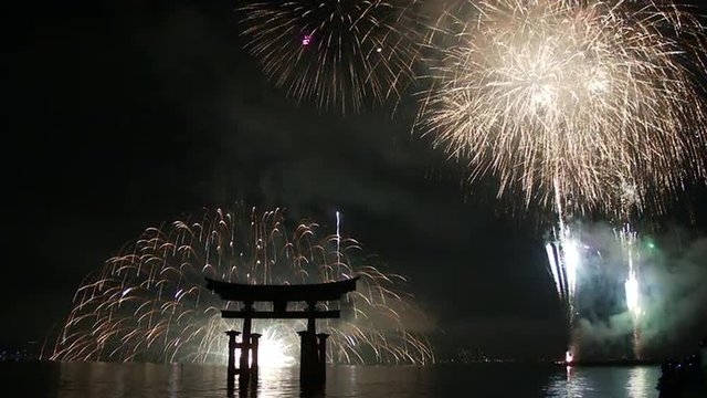 宮島水中花火大会　絶景 日本一の水中花火と厳島神社大鳥居