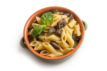 Penne ai funghi su fondo bianco